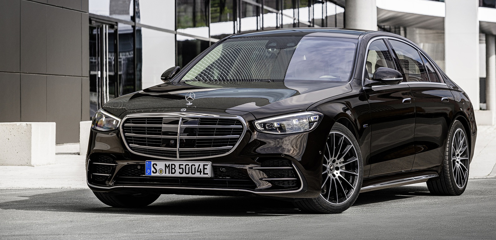 Chauffeur-driven luxury ground transportation — discreet VIP transfers